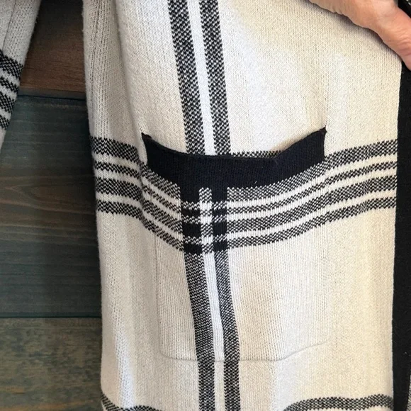 Elle Women's Black and Cream Checkered Cardigan - Picture 4 of 6